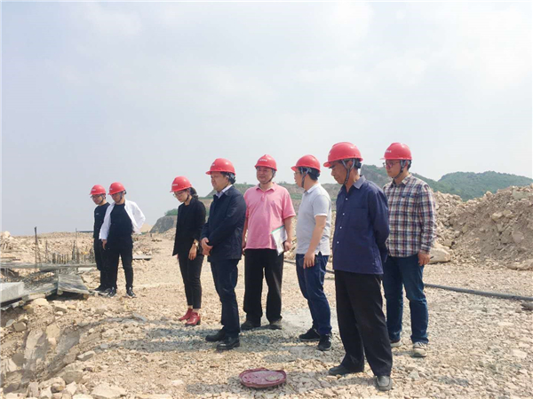 徐总调研新材料.jpg